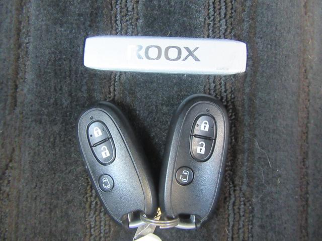 鍵穴に鍵を刺さなくても、持っているだけでエンジン始動、ドアロックが出来る、便利なスマートキー付き！