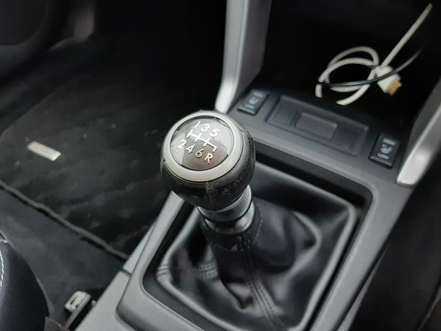 フォレスター ２．０ｉ－Ｌ　４ＷＤ　６速ＭＴ　ガナドールマフラー　社外ナビ　　柿本インテークチャンバー　ＳＴＩタワーバー　ＳＴＩアルミペダル　バックカメラ　電動シート　シートヒーター　Ｂｌｕｅｔｏｏｔｈ　ＥＴＣ　横滑り防止装置　ＨＩＤ（18枚目）