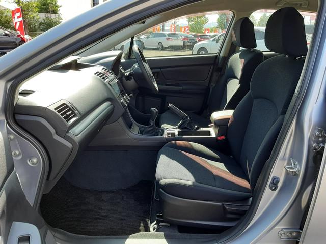 インプレッサスポーツ １．６ｉ　４ＷＤ　５速マニュアル　ストラーダナビ　バックカメラ　Ｂｌｕｅｔｏｏｔｈ　ハンズフリー　ＥＴＣ　横滑り防止装置（ＶＤＣ）禁煙車　純正フロアマット　ＵＳＢ接続　ライトレベライザー　キーレスキー（スペアキー付）（14枚目）