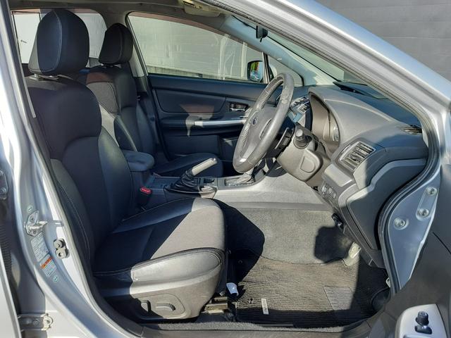 インプレッサスポーツ ２．０ｉアイサイト　アクティブスタイル　４ＷＤ　サンルーフ　電動シート　アダプティブクルーズコントロール　ルーフレール　ハーフレザー席　ＥＴＣ　パドルシフト　禁煙車　スマートキー　プッシュスタート　寒冷地仕様　ＨＩＤライト　リアフォグ　専用１７ＡＷ（11枚目）