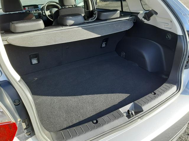 インプレッサスポーツ ２．０ｉアイサイト　アクティブスタイル　４ＷＤ　サンルーフ　電動シート　アダプティブクルーズコントロール　ルーフレール　ハーフレザー席　ＥＴＣ　パドルシフト　禁煙車　スマートキー　プッシュスタート　寒冷地仕様　ＨＩＤライト　リアフォグ　専用１７ＡＷ（16枚目）