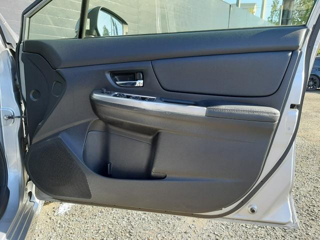 インプレッサスポーツ ２．０ｉアイサイト　アクティブスタイル　４ＷＤ　サンルーフ　電動シート　アダプティブクルーズコントロール　ルーフレール　ハーフレザー席　ＥＴＣ　パドルシフト　禁煙車　スマートキー　プッシュスタート　寒冷地仕様　ＨＩＤライト　リアフォグ　専用１７ＡＷ（28枚目）