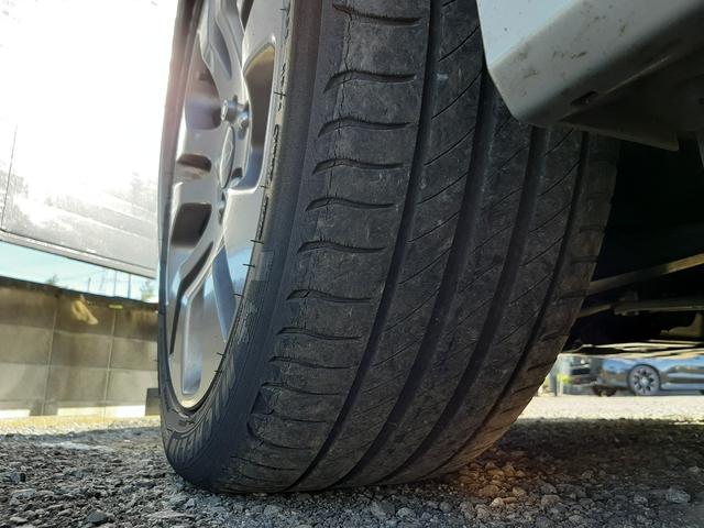 インプレッサスポーツ ２．０ｉアイサイト　アクティブスタイル　４ＷＤ　サンルーフ　電動シート　アダプティブクルーズコントロール　ルーフレール　ハーフレザー席　ＥＴＣ　パドルシフト　禁煙車　スマートキー　プッシュスタート　寒冷地仕様　ＨＩＤライト　リアフォグ　専用１７ＡＷ（61枚目）