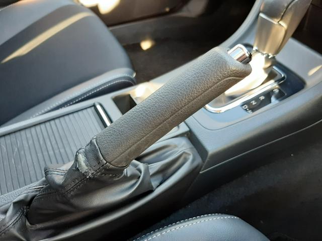 インプレッサスポーツ ２．０ｉアイサイト　アクティブスタイル　４ＷＤ　サンルーフ　電動シート　アダプティブクルーズコントロール　ルーフレール　ハーフレザー席　ＥＴＣ　パドルシフト　禁煙車　スマートキー　プッシュスタート　寒冷地仕様　ＨＩＤライト　リアフォグ　専用１７ＡＷ（70枚目）