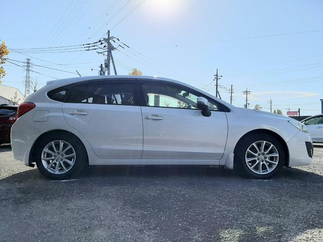 ■外装右側■展示場は９０台以上を展示出来る広々したスペースを確保。ゆとりある展示でゆっくりご覧頂けます。