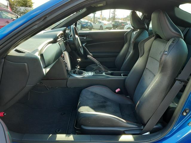 BRZ S 6速MT HKSマフラー BLITZエアクリーナー/サクションパイプ STIタワーバー リアスポイラー バックカメラ Bluetooth ETC プッシュスタート ハーフレザー 禁煙車 HIDライト(14枚目)