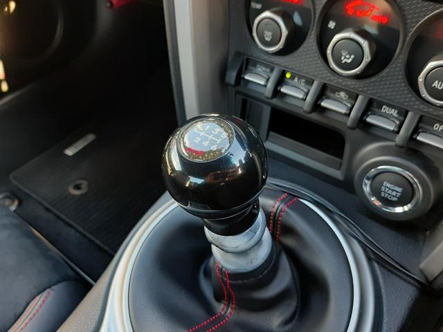 BRZ S 6速MT HKSマフラー BLITZエアクリーナー/サクションパイプ STIタワーバー リアスポイラー バックカメラ Bluetooth ETC プッシュスタート ハーフレザー 禁煙車 HIDライト(18枚目)
