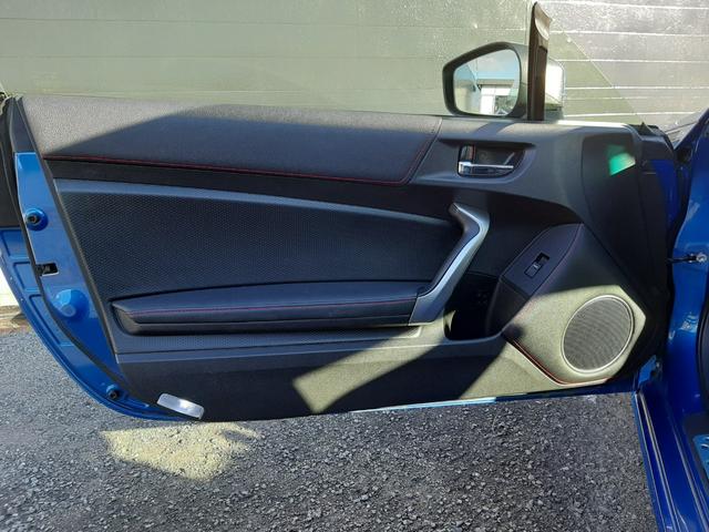 BRZ S 6速MT HKSマフラー BLITZエアクリーナー/サクションパイプ STIタワーバー リアスポイラー バックカメラ Bluetooth ETC プッシュスタート ハーフレザー 禁煙車 HIDライト(32枚目)