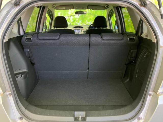 フィットハイブリッド ハイブリッド 純正 SDナビ/ETC/EBD付ABS/アイドリングストップ/クルーズコントロール/バックモニター/ワンセグTV/エアバッグ 運転席/エアバッグ 助手席/パワーウインドウ/キーレスエントリー(8枚目)