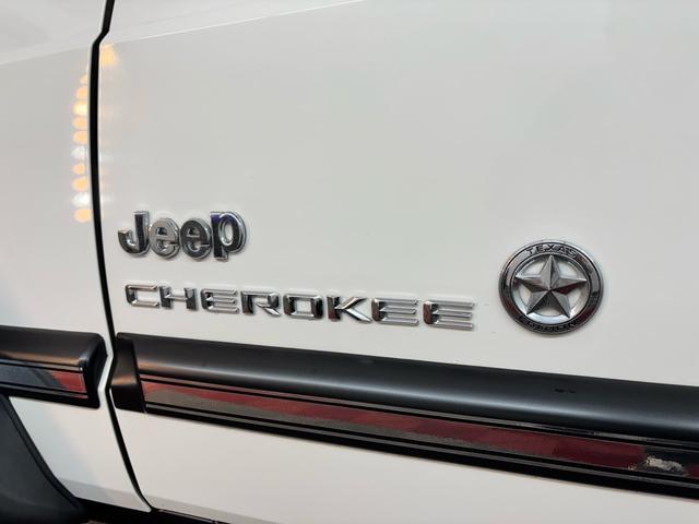 ジープ・チェロキー 　リフトアップ　ＦＯＸショック　社外タイヤホイールＡＷ　正規ディーラー車（8枚目）
