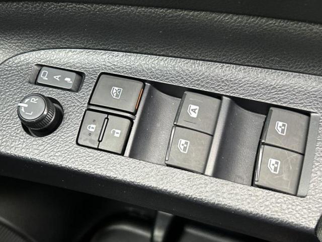 シエンタ ハイブリッドＧクエロ　純正　９インチ　ＳＤナビ／フリップダウンモニター　純正　１２．１インチ／衝突安全装置／両側電動スライドドア／シートヒーター　前席／パノラミックビューモニター／車線逸脱防止支援システム　全周囲カメラ（33枚目）