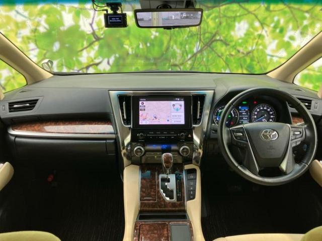 アルファードハイブリッド ４ＷＤハイブリッドＸ　純正　９インチ　ＳＤナビ／フリップダウンモニター　純正　１２．８インチ／デジタルインナーミラー／トヨタセーフティセンス／両側電動スライドドア／車線逸脱防止支援システム／ドライブレコーダー　前後　４ＷＤ（4枚目）