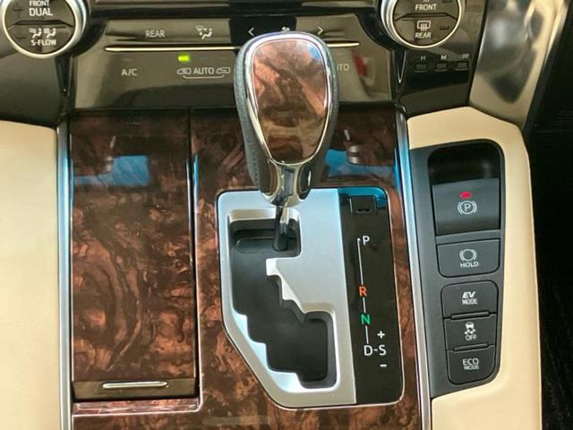 アルファードハイブリッド ４ＷＤハイブリッドＸ　純正　９インチ　ＳＤナビ／フリップダウンモニター　純正　１２．８インチ／デジタルインナーミラー／トヨタセーフティセンス／両側電動スライドドア／車線逸脱防止支援システム／ドライブレコーダー　前後　４ＷＤ（18枚目）