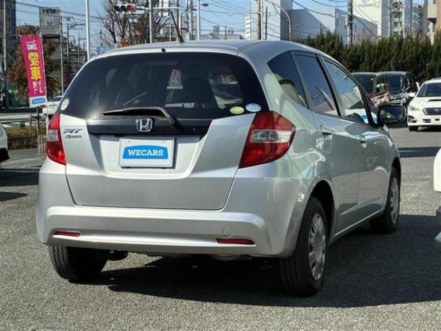 フィット １３Ｇ・１０ｔｈアニバーサリー　純正　ＳＤナビ／ドライブレコーダー　社外／ヘッドランプ　ＨＩＤ／ＥＴＣ／ＥＢＤ付ＡＢＳ／バックモニター／エアバッグ　運転席／エアバッグ　助手席／パワーウインドウ／キーレスエントリー　バックカメラ（3枚目）