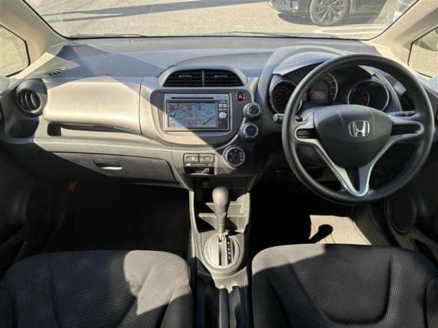 フィット １３Ｇ・１０ｔｈアニバーサリー　純正　ＳＤナビ／ドライブレコーダー　社外／ヘッドランプ　ＨＩＤ／ＥＴＣ／ＥＢＤ付ＡＢＳ／バックモニター／エアバッグ　運転席／エアバッグ　助手席／パワーウインドウ／キーレスエントリー　バックカメラ（4枚目）