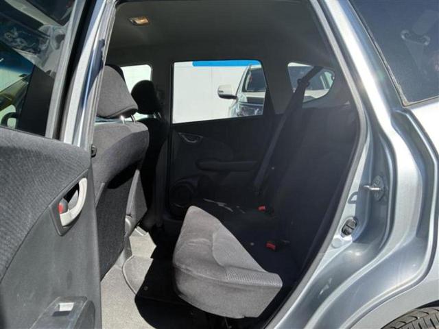 フィット １３Ｇ・１０ｔｈアニバーサリー　純正　ＳＤナビ／ドライブレコーダー　社外／ヘッドランプ　ＨＩＤ／ＥＴＣ／ＥＢＤ付ＡＢＳ／バックモニター／エアバッグ　運転席／エアバッグ　助手席／パワーウインドウ／キーレスエントリー　バックカメラ（7枚目）