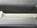 小物入れが備わっており、スマートフォンや小物をスマートに収納できます。運転中に必要なものをサッと取り出せます。