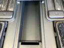 シート下にも収納スペースが備わっています。細々したものをすっきり収納でき、車内空間を有効活用できます。
