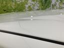広々とした屋根が、車内空間の広さを強調。快適なドライブをサポートする空間設計です。