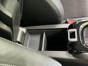 使い勝手の良い収納スペースが備えられています。小物を整理整頓でき、車内をすっきりと保てます。長距離ドライブでも快適に過ごせる、実用的な装備です。