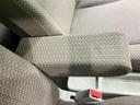 肘掛けとして利用できるアームレストは、長時間の運転でも疲れを軽減。小物や携帯電話などを収納するスペースとしても活用できます。
