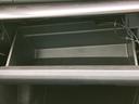 収納スペースがあり、小物を一時的に置いたり、整理整頓するのに役立ちます。ちょっとしたものをまとめて収納できます。