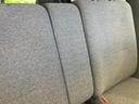 落ち着いたグレー系のシートが車内にまとまりをもたらし、座面と背もたれの形状もすっきり。ゆったりと座れる印象で、後席で過ごす時間を心地よく演出します。