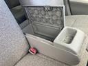 フタを開けると内部に収納スペースがあり、車内で使う小物をまとめて置く際に便利です。アームレストとしても活用でき、同乗中のくつろぎを支えるつくりです。