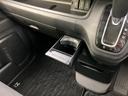 ドリンクホルダーは、運転中の必需品を安定して保持します。サイズも調整可能で、様々なボトルに対応可能です。