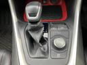 シフト周辺に走行モードなどのスイッチがまとまり、運転に関わる操作を手元で確認できます。各表示が見やすく配置され、日常の場面に応じて扱いやすい設計です。