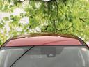 ボディカラーと一体感のあるルーフが、全体をすっきりとした印象にまとめています。フロントガラスへ滑らかにつながるラインも自然で、端正な佇まいです。