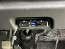 ETC車載器を備えており、対応する料金所ではETCカードを利用したスムーズな通過に役立ちます。高速道路を利用する機会の多い方にも便利な装備です。カードをご用意のうえご活用ください。