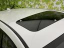 ボディと調和する白いルーフが、車全体にすっきりとした印象をもたらします。前後へなだらかにつながる輪郭も特徴的で、横から見た際の伸びやかなシルエットを引き立てます。