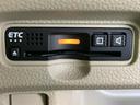 ETC車載器を備えており、ETCカードを利用した料金所の通過に活用できます。高速道路や有料道路を利用する機会のある方に便利で、移動時の支払いをスムーズにする装備です。