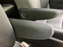左右それぞれにアームレストが設けられ、乗車中に腕を預けてくつろぎやすい空間です。座席まわりは落ち着いた色合いで、同乗者もゆったり過ごしやすい印象です。