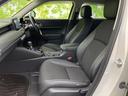 助手席から運転席まで見通しやすく、前席それぞれにゆったりとした座面が備わります。落ち着いた色合いのシートとすっきりした室内で、同乗者にも居心地のよさを感じていただける空間です。