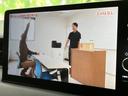 画面には番組映像が表示されており、停車中にテレビなどの映像を楽しめます。画面まわりに他の機能への案内もあり、必要な項目を選びやすい構成です。