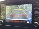 画面には車両後方の映像と進路の目安が表示されています。駐車時に周囲を確認する際に役立つ表示で、画面の案内も見やすく、バック時の確認をサポートします。