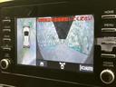 後方映像に加えて車両を上から見た表示もあり、駐車時に周囲の状況を確認するのに役立ちます。画面内の目安表示と合わせて、後退時の安全確認をサポートします。