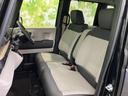 前席は左右に並んだ座席で、運転席側・助手席側ともに乗員が過ごしやすい空間です。窓からの視界も確保され、明るい色合いのシートが車内を穏やかな印象に整えています。ぜひ実車でお確かめください。