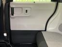 淡い色調が車内を明るく見せ、下部の濃色が全体を引き締めます。後席で過ごす時間もすっきりとした印象です。◆画像認識AIによる推定であり実際と異なる場合があります。