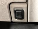 車内の側面に小物を掛けられるフックを備えています。荷物の置き場所を増やしたい時に役立ち、日々の移動やお出かけの際にも、身の回り品を整理しやすい便利な装備です。