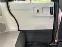 明るいパネルと落ち着いた下部の色合いで、車内に統一感があります。座席のそばでも圧迫感を抑えた印象で、同乗者も自然に過ごせます。◆画像認識AIによる推定であり実際と異なる場合があります。