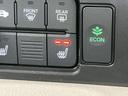 複数のボタンがまとまったパネルは、表示がそれぞれ見分けやすく、運転席から確認しやすい配置です。周囲のパネルとも自然になじみ、手元の操作部をすっきりとまとめています。