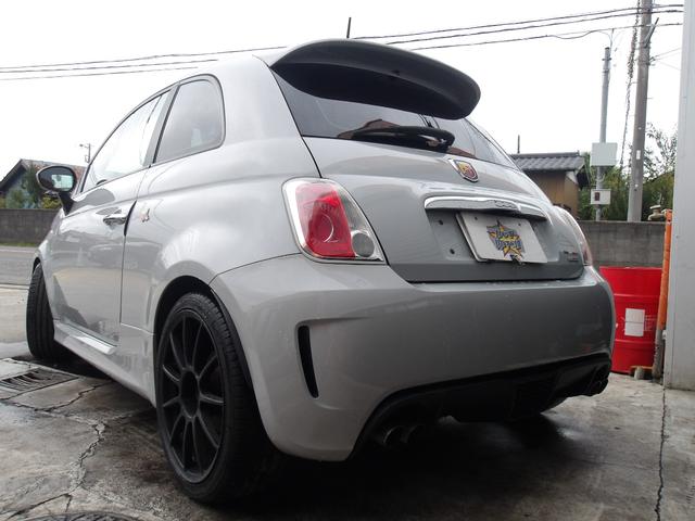 アバルト500 ベースグレード 5速マニュアル レコードモンツア4本出しマフラー パルティーレ17インチアルミ(7枚目)