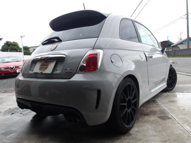 アバルト500 ベースグレード 5速マニュアル レコードモンツア4本出しマフラー パルティーレ17インチアルミ(9枚目)