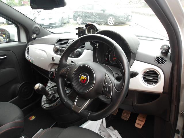 アバルト500 ベースグレード 5速マニュアル レコードモンツア4本出しマフラー パルティーレ17インチアルミ(11枚目)