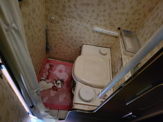 コースター 　キャンピングバス　ターボ　７人乗り　トイレ　冷蔵庫　シャワー　オートマ　Ｂカメラ　車検２年　点検整備（8枚目）