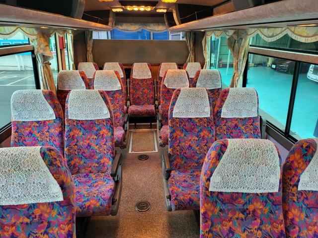 セレガ 　３５人乗り　サロン仕様　中型観光バス　６速ＭＴ　ターボ　排ガス適合　点検整備　Ｂカメラ　車検１年　エアサス　Ｂカメラ　ドライブレコーダ（4枚目）