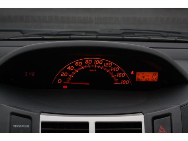 ヴィッツ ＦリミテッドＩＩ　トヨタ純正オーディオ　ＡＭ／ＦＭラジオ　ＣＤ　キーレスプッシュスタート　エアコン　フロアシフト　ドリンクホルダー　パワーウィンドゥ（11枚目）